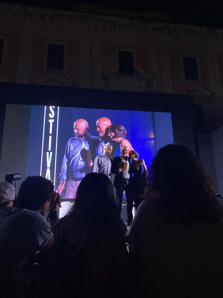 Immagine di Claudio sul palcoscenico che riceve il Premio alla carriera al Festival di Benevento