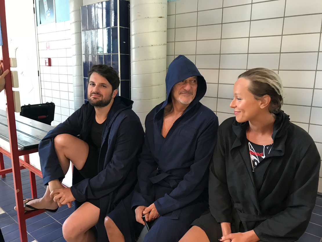 Frank, Claudio e Federica in una pausa di concentrazione prima della sfida di nuoto!
